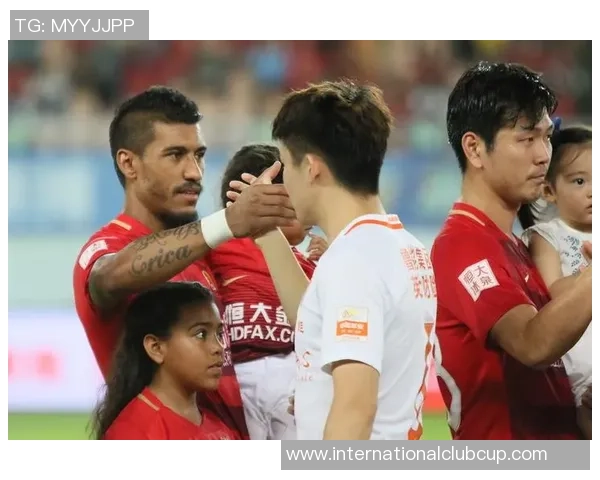 恒大与上港激战正酣球迷热情高涨精彩瞬间回顾